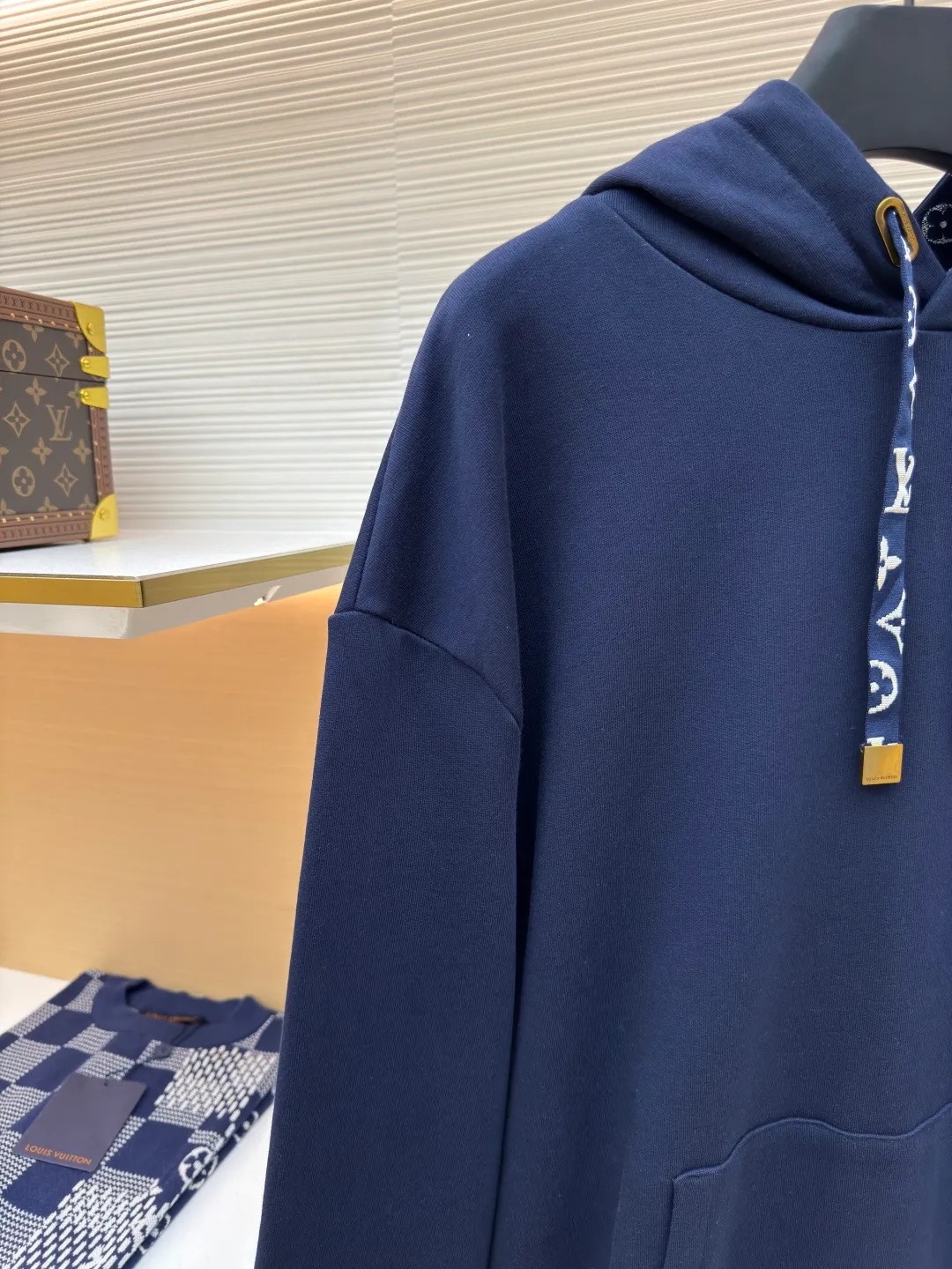 LOUIS VUITTON small logo logo hooded sweatshirt ●Authentic product: Purchased and developed for 12300 ●Item number: 1680308-A65 ●Fabric: pure cotton fabric ●Technology: jacquard production ●Version: fitted version ●Weight: about 870 grams ●Size: S-M-L-XL ●Description: Using pure cotton yarn for weaving, special weaving and finishing techniques are used. In addition, the production process of scale base fabric is relatively complicated and requires multiple processes to complete. The printing process combines the bright colors of glue printing with the characteristics of high-density elastic materials, allowing the printed pattern to better adapt to the expansion and contraction of the fabric. The hot brick process refers to the technology of fixing hot diamonds on clothing fabrics through high-temperature ironing, adding a unique visual effect. Accurately mark the location of the ironing tile pattern to ensure precision when ironing. Same style for men and women!